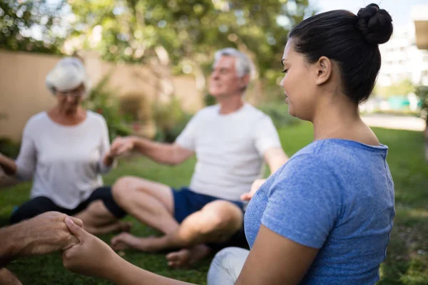 Trainer che medita con persone anziane — Foto Stock
