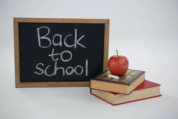Powrót do szkoły tekst z jabłkiem i książek — Zdjęcie stockowe