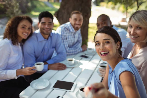 Gruppo di amici seduti insieme — Foto Stock