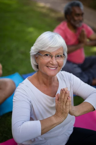 年配の女性の祈りの位置の瞑想 — ストック写真