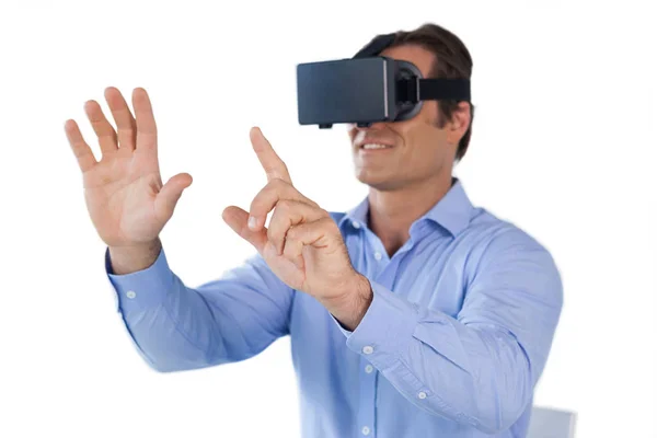 Бізнесмен в окулярах VR — стокове фото