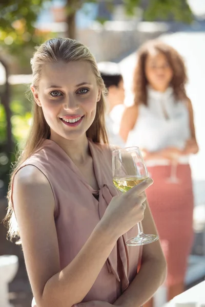 Mujer sosteniendo copa de vino en restaurante — Foto de Stock