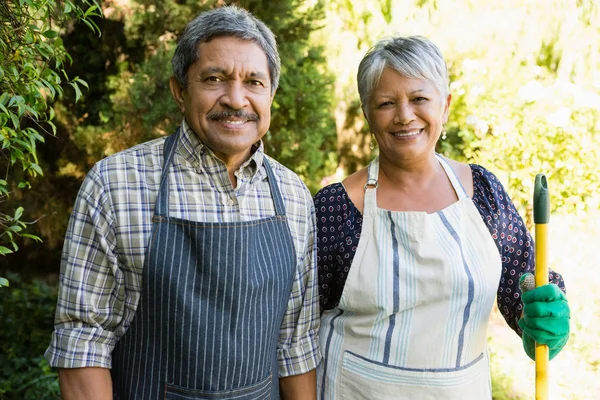 Pareja mayor parada en el jardín en un día soleado — Foto de Stock