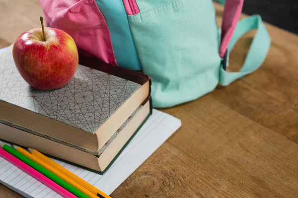 Apple na stos książek z usługi schoolbag — Zdjęcie stockowe