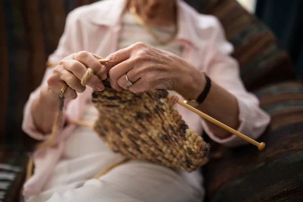 Senior vrouw breien wol — Stockfoto