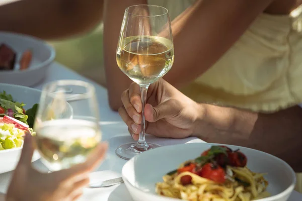 Demonios tomando una copa de vino — Foto de Stock