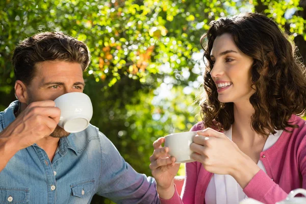 Couple ayant une tasse de thé dans le jardin — Photo