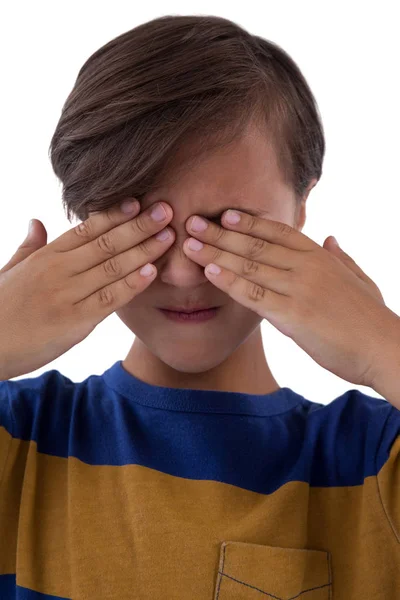 Söt pojke som täcker hans ögon — Stockfoto