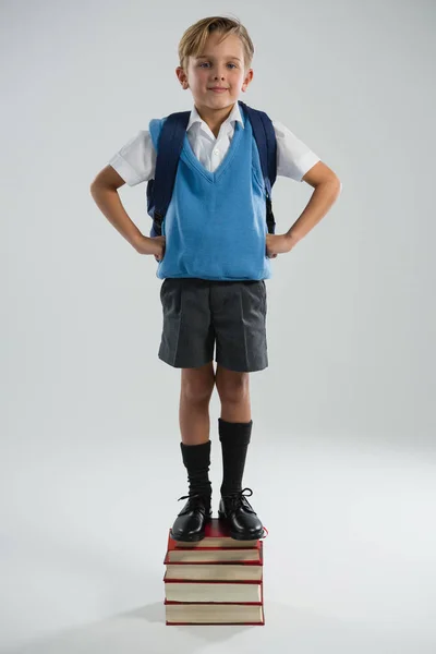 Studentessa standing su books stack — Foto Stock