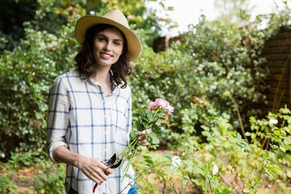 Mujer recortando flores con tijeras de podar —  Fotos de Stock