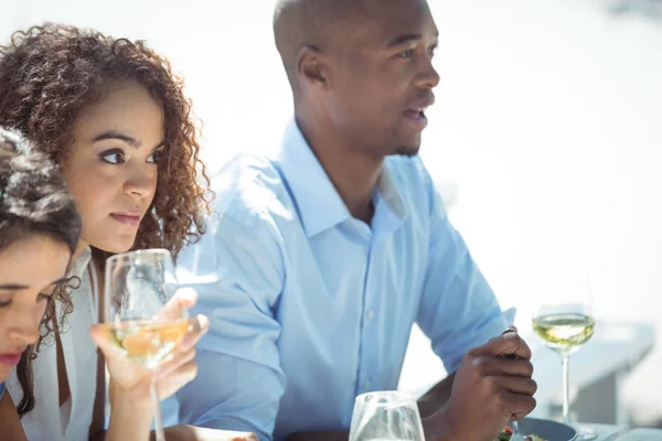 Vänner interagerar samtidigt ha glas vin — Stockfoto