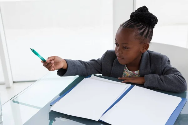 Zakenvrouw met document aan tafel — Stockfoto