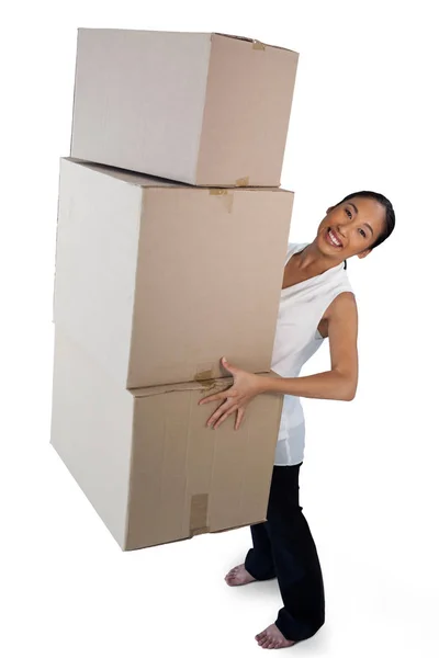 Retrato de mulher de negócios sorrindo levando pilha de caixas de papelão — Fotografia de Stock