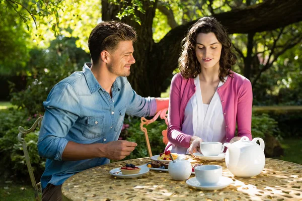 Par äter frukost i trädgården — Stockfoto