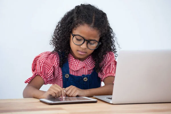 Geschäftsfrau nutzt Tablet im Sitzen am Schreibtisch — Stockfoto