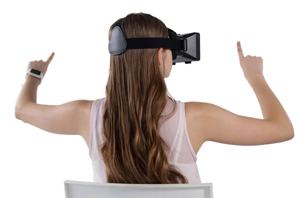 Menina adolescente usando fone de ouvido realidade virtual — Fotografia de Stock