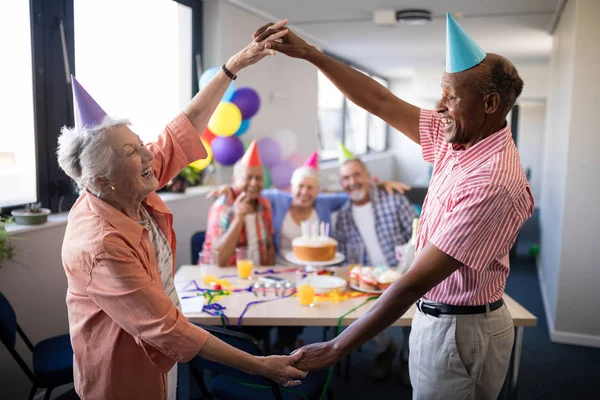 Couple âgé faisant cadre contre des amis — Photo