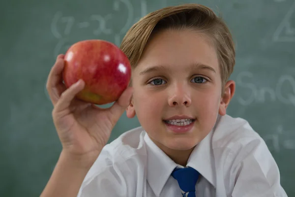 Schooljongen bedrijf rode appel — Stockfoto