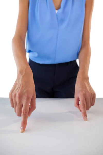 Mujer de negocios haciendo gestos en la mesa — Foto de Stock