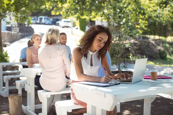 Güzel kadın laptop kullanırken panosuna yazma — Stok fotoğraf