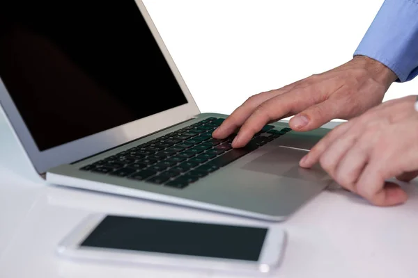 Zakenman met laptop computer — Stockfoto