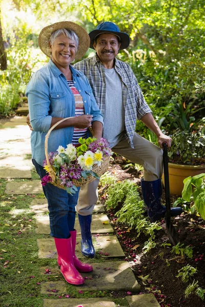 Casal sênior de pé no jardim em um dia ensolarado — Fotografia de Stock