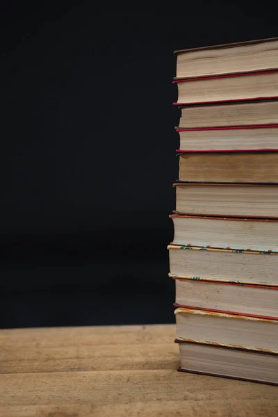Gestapelde boeken over houten tafel — Stockfoto