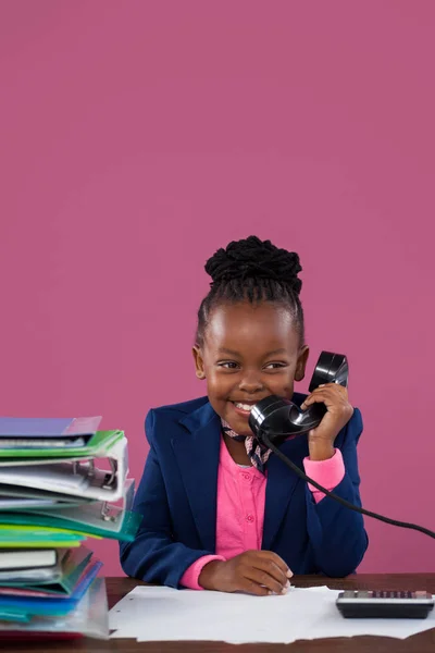 Glimlachende zakenvrouw praten over de telefoon — Stockfoto
