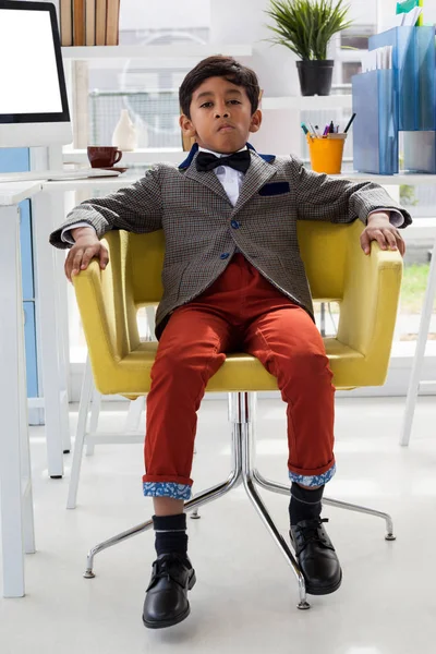 Бізнесмен сидить на кріслі — стокове фото