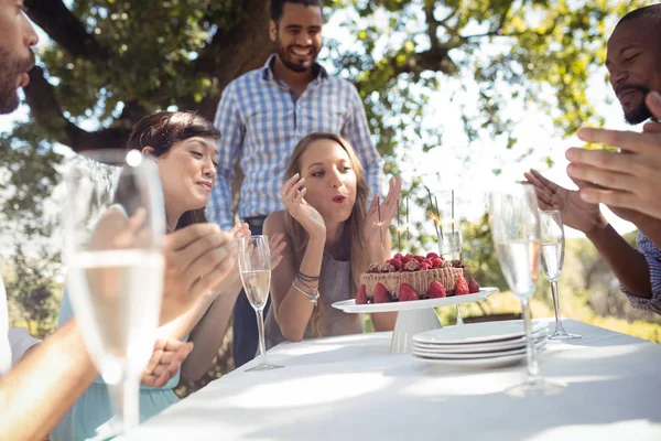 Grupo de amigos celebrando el cumpleaños de la mujer — Foto de Stock