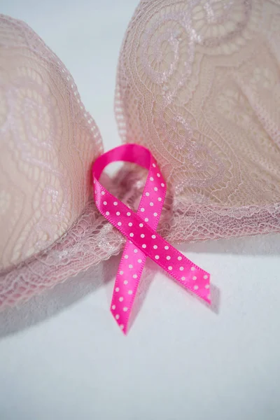 Ruban de sensibilisation au cancer du sein sur le soutien gorge — Photo