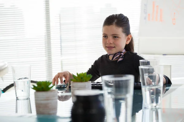 Businesswoman looking away while sitting — Stock Photo, Image