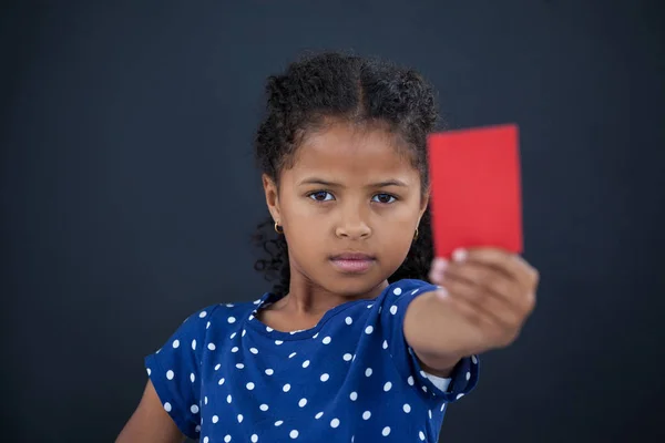 Menina mostrando cartão vermelho — Fotografia de Stock