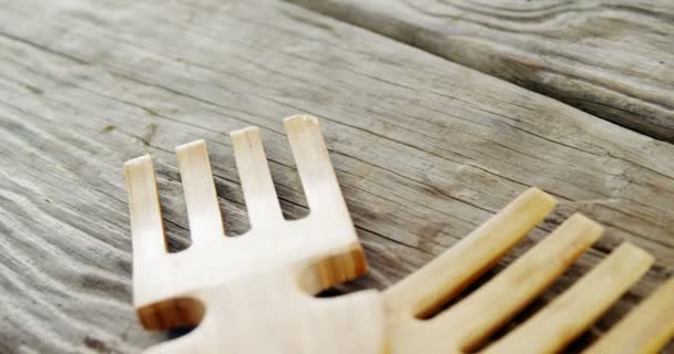 Tenedores de madera sobre mesa rústica — Vídeo de stock