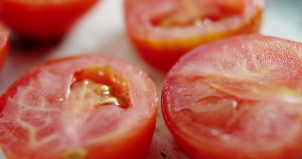 Свежие нарезанные помидоры — стоковое видео