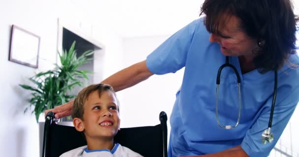 Infirmière parlant à un garçon handicapé — Video
