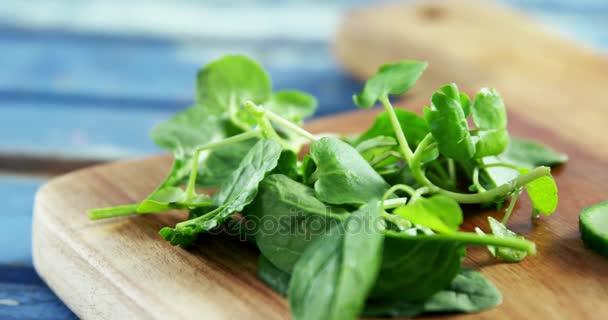 Herbes et concombre tranché sur planche à découper — Video