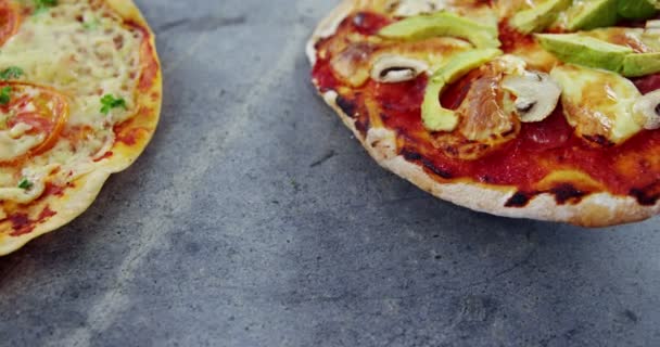 Pizza's met avocado en paddestoel topping — Stockvideo