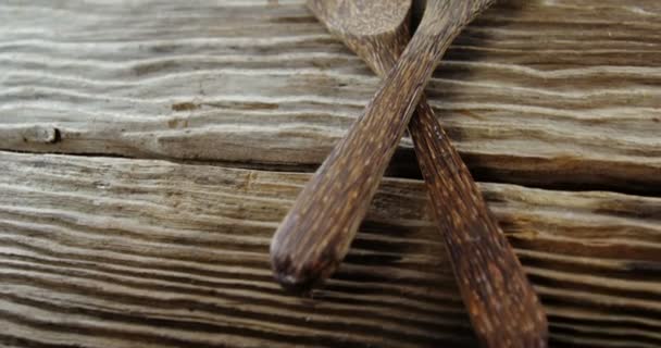 Cuchara de madera y tenedor en la mesa — Vídeo de stock