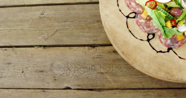 М'ясо і салат на дерев'яній тарілці — стокове відео