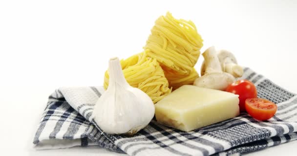 Espaguete cru com ingredientes — Vídeo de Stock