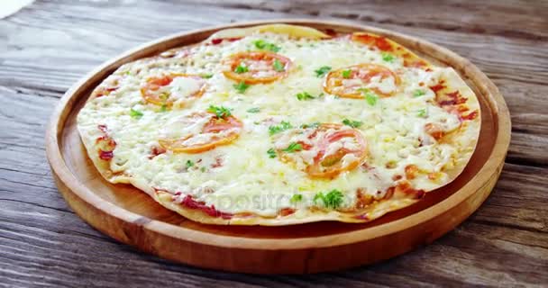 Pizza con aderezos de tomates cherry — Vídeo de stock