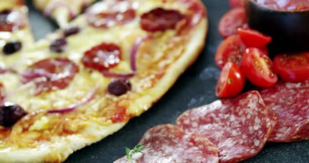 Pizza italiana sobre mesa de madera con verduras — Vídeos de Stock