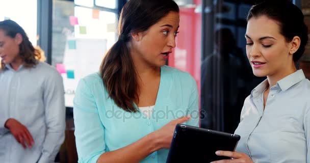 Kobiece biznesmenów dyskusji nad cyfrowego tabletu — Wideo stockowe