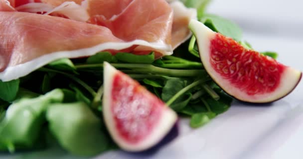 Ham with herbs and fig fruit on plate — Stock Video