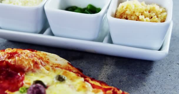 与橄榄、 意大利辣香肠烤的比萨 — 图库视频影像