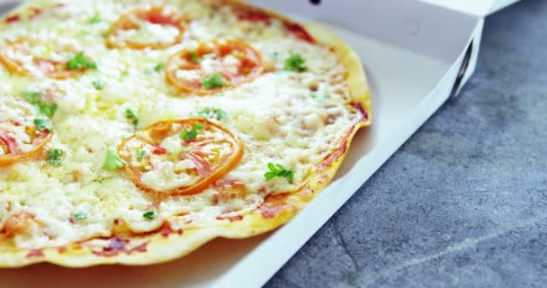 Pizza con aderezos de tomates cherry en caja de entrega — Vídeos de Stock