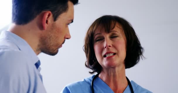 Lekarze, dyskusji nad cyfrowego tabletu w korytarzu — Wideo stockowe
