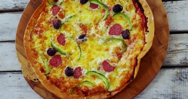 Pizza com salame em tábua de madeira — Vídeo de Stock