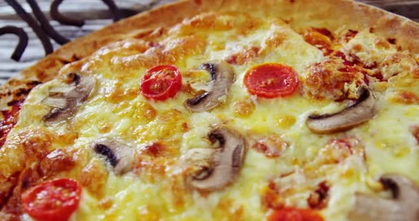 Pizza com cogumelos na panela — Vídeo de Stock
